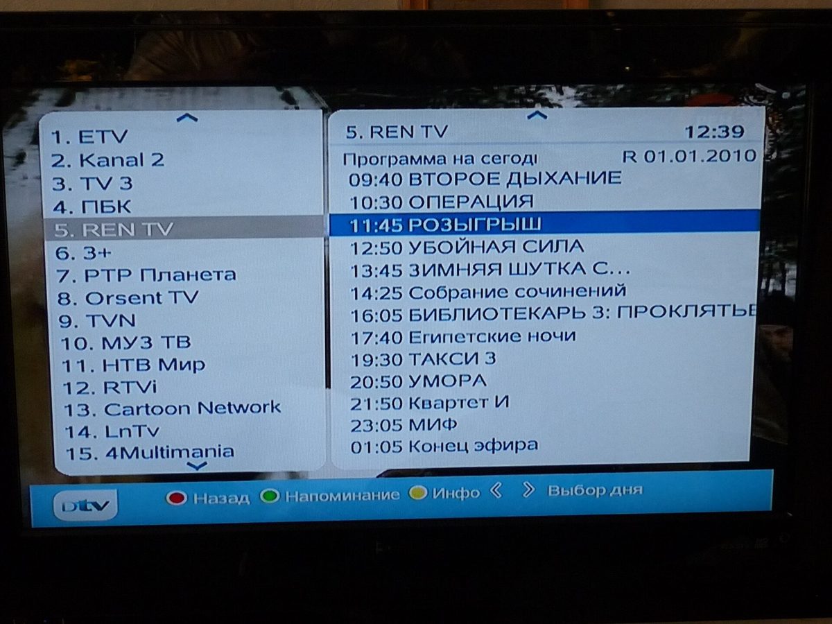 Kuvakaappaus sähköisestä TV-oppaasta, jossa norjalaiset kanavat ovat ruudukossa ja ohjelmat jakautuvat illalle