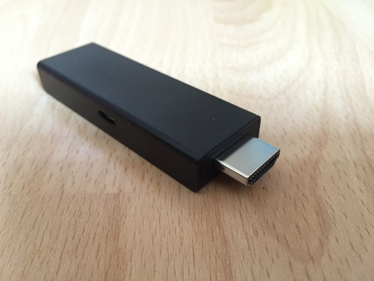 Amazon Fire TV Stick kytkettynä television HDMI-porttiin, ruudulla IPTV-sovelluksen kanavavalikko