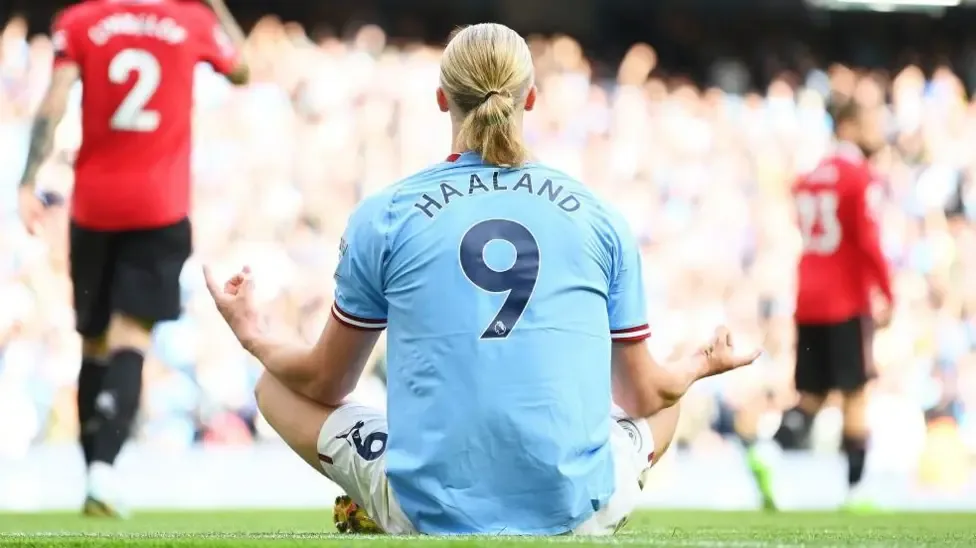 Manchester Cityn ja Manchester Unitedin pelaajia kaksinkamppailussa Manchesterin derbyssä