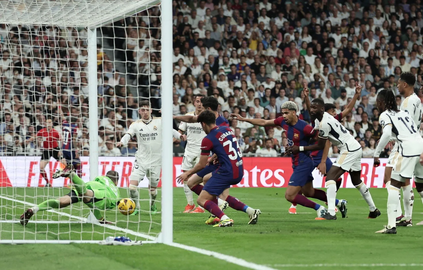 Real Madridin ja Barcelonan pelaajat kaksinkamppailussa El Clásicossa Santiago Bernabéulla